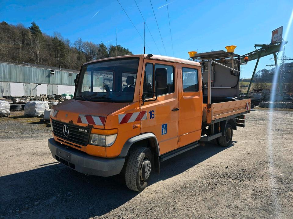 Mercedes-Benz Vario 614D Pritsche Doka 2002 Nissen VLT Verkehrsleittafel Absperrtafel LKW Vorwarntafel - Camion plateau: photos 1 Mercedes-Benz Vario 614D Pritsche Doka 2002 Nissen VLT Verkehrsleittafel Absperrtafel LKW Vorwarntafel - Camion plateau: photos 1