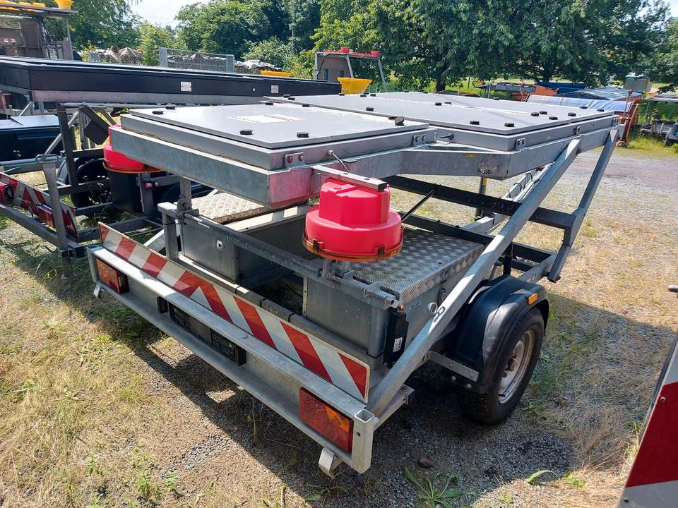 Trebbiner Horizont VWT E VLT Verkehrsleittafel Leittafel Sicherungsanhänger Verkehrsleitanhänger Verkehrssicherungsanhänger Absperrtafel Sperrwand Nissen Verkehrssicherung Vorwarner Vorwarntafel - Remorque: photos 3 Trebbiner Horizont VWT E VLT Verkehrsleittafel Leittafel Sicherungsanhänger Verkehrsleitanhänger Verkehrssicherungsanhänger Absperrtafel Sperrwand Nissen Verkehrssicherung Vorwarner Vorwarntafel - Remorque: photos 3