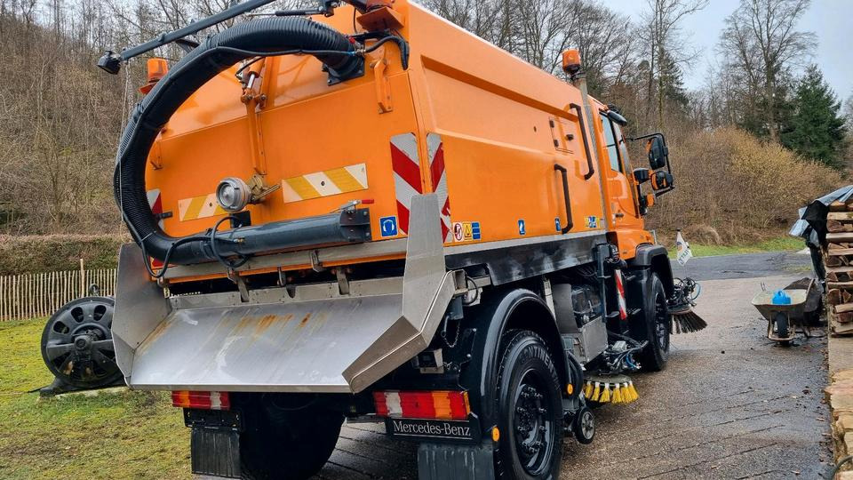 Unimog 9400km U400 405 Kehrmaschine SK 370 Schmidt Mercedes Benz Variopilot Kehraufbau Hydrostat 2011 Bluetec 5 - Balayeuse de voirie: photos 4 Unimog 9400km U400 405 Kehrmaschine SK 370 Schmidt Mercedes Benz Variopilot Kehraufbau Hydrostat 2011 Bluetec 5 - Balayeuse de voirie: photos 4