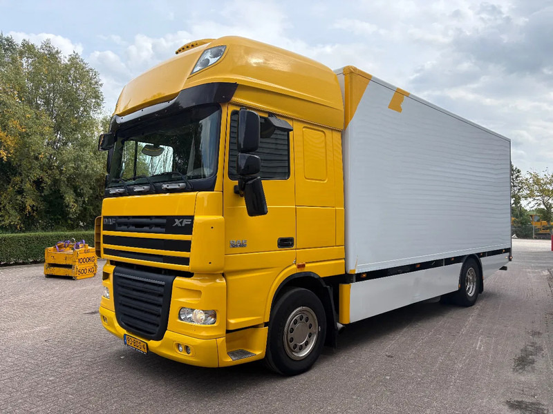 DAF XF 105.460 SUPER SPACE CAB / GEISOLEERDE OPBOUW / DHOLLANDIA 2500 kg / LOW KM - Camion fourgon: photos 2 DAF XF 105.460 SUPER SPACE CAB / GEISOLEERDE OPBOUW / DHOLLANDIA 2500 kg / LOW KM - Camion fourgon: photos 2