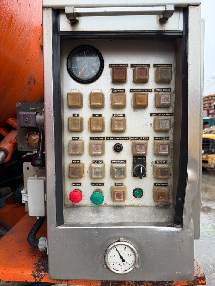 MAN 32.402 VF 8x4 - Camion hydrocureur: photos 4 MAN 32.402 VF 8x4 - Camion hydrocureur: photos 4