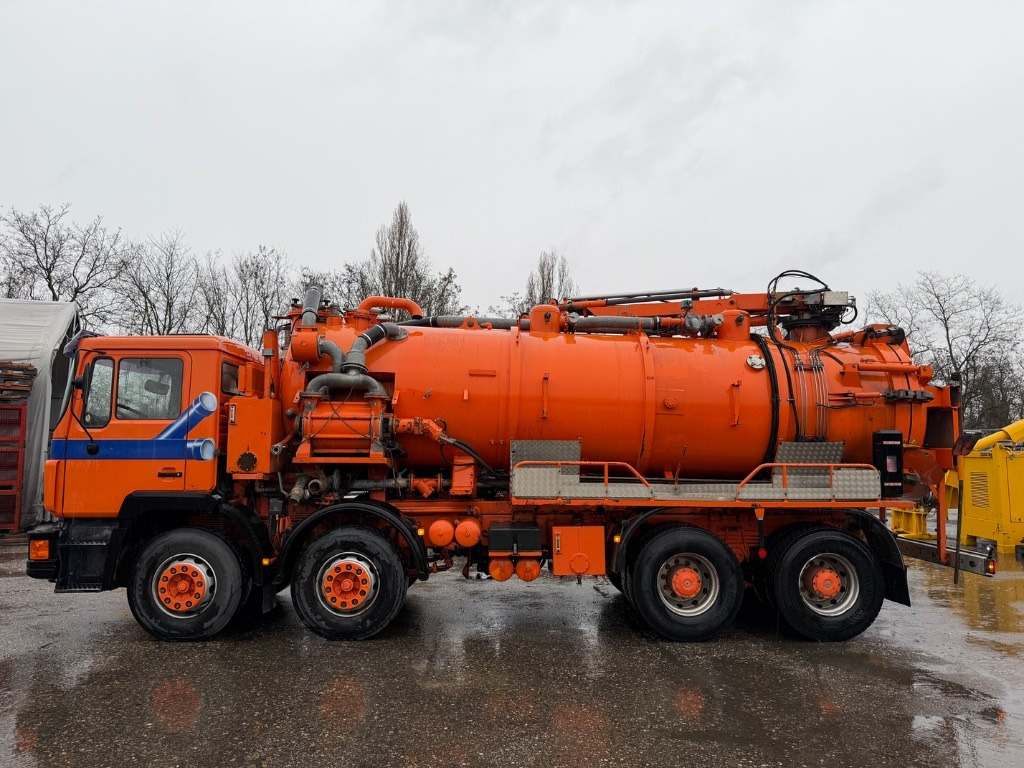 MAN 32.402 VF 8x4 - Camion hydrocureur: photos 1 MAN 32.402 VF 8x4 - Camion hydrocureur: photos 1
