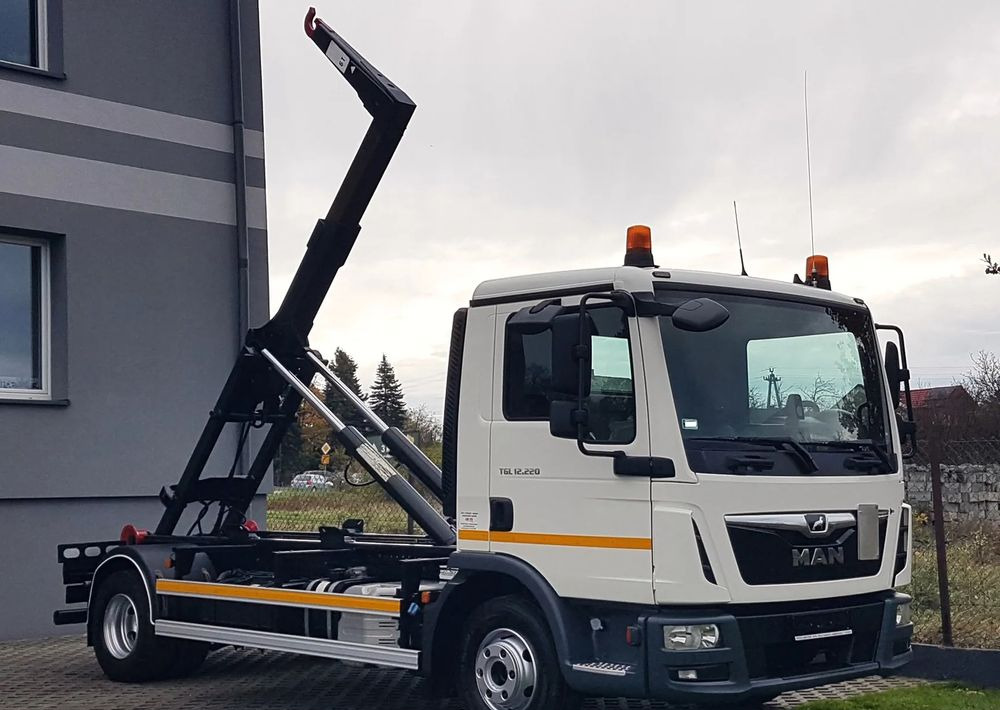 MAN TGL 12.220 HAKOWIEC 4x2 KLIMA HAKOWIEC DO KONTENERÓW - Camion ampliroll: photos 1 MAN TGL 12.220 HAKOWIEC 4x2 KLIMA HAKOWIEC DO KONTENERÓW - Camion ampliroll: photos 1