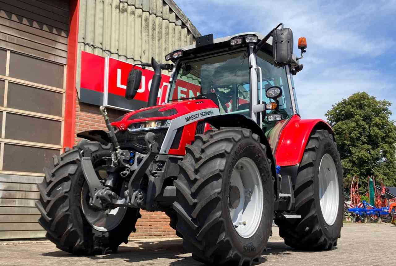 Massey Ferguson 5S.125 Dyna-4 Essential tractoren. - Tracteur agricole: photos 3 Massey Ferguson 5S.125 Dyna-4 Essential tractoren. - Tracteur agricole: photos 3