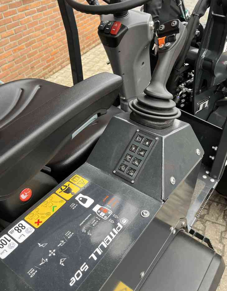 Chargeuse sur pneus Pitbull 28-50E Elektrische minishovel, compact loader. Shovels: photos 6 Chargeuse sur pneus Pitbull 28-50E Elektrische minishovel, compact loader. Shovels: photos 6