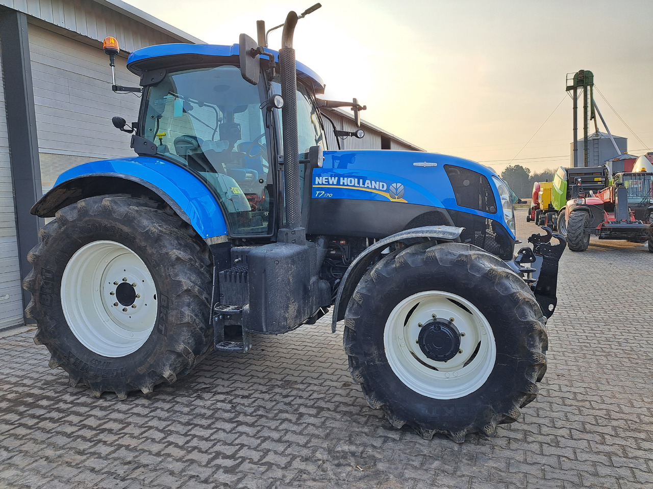New Holland T7 170 - Tracteur agricole: photos 2 New Holland T7 170 - Tracteur agricole: photos 2