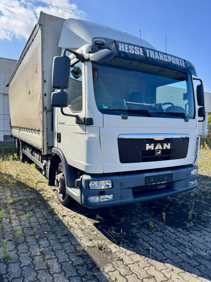 MAN 12.250 - Camion à rideaux coulissants: photos 1 MAN 12.250 - Camion à rideaux coulissants: photos 1