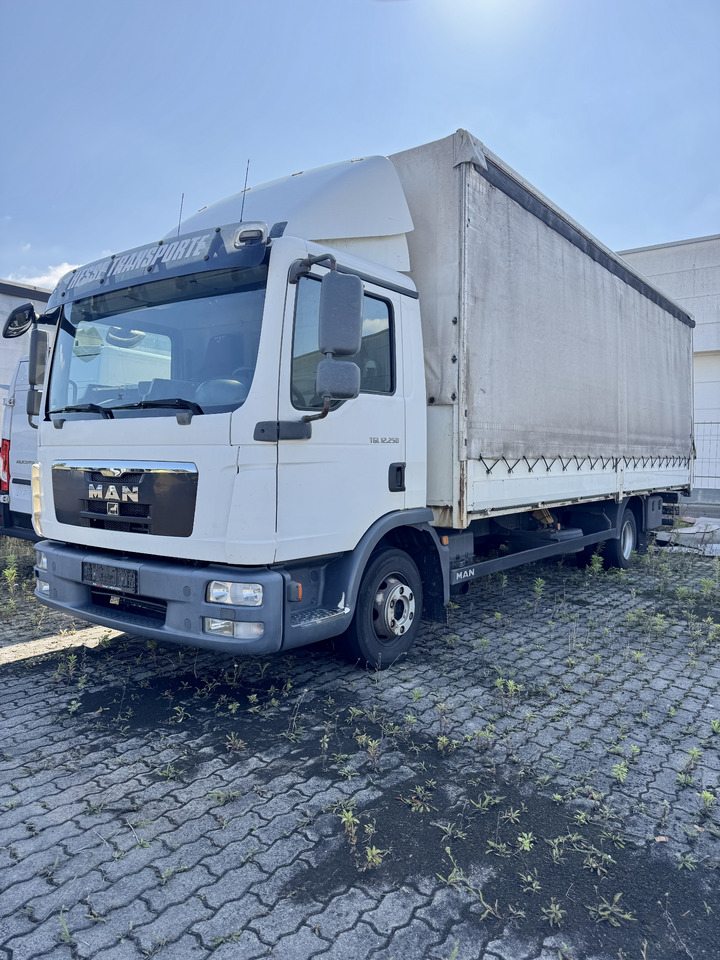 MAN 12.250 - Camion à rideaux coulissants: photos 2 MAN 12.250 - Camion à rideaux coulissants: photos 2