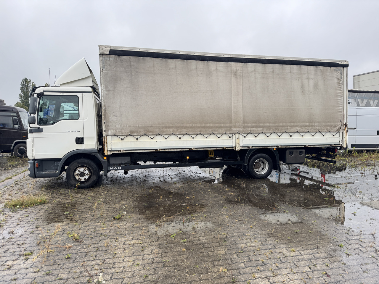 MAN 12.250 - Camion à rideaux coulissants: photos 3 MAN 12.250 - Camion à rideaux coulissants: photos 3