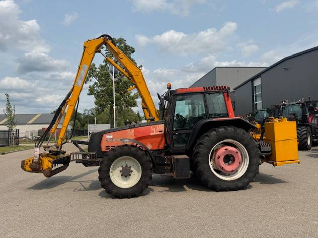 Valtra 8150 hitech met Bos maaiarm met klepelmaaier - Tracteur agricole: photos 1 Valtra 8150 hitech met Bos maaiarm met klepelmaaier - Tracteur agricole: photos 1