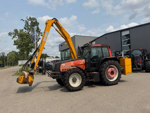 Valtra 8150 hitech met Bos maaiarm met klepelmaaier - Tracteur agricole: photos 2 Valtra 8150 hitech met Bos maaiarm met klepelmaaier - Tracteur agricole: photos 2
