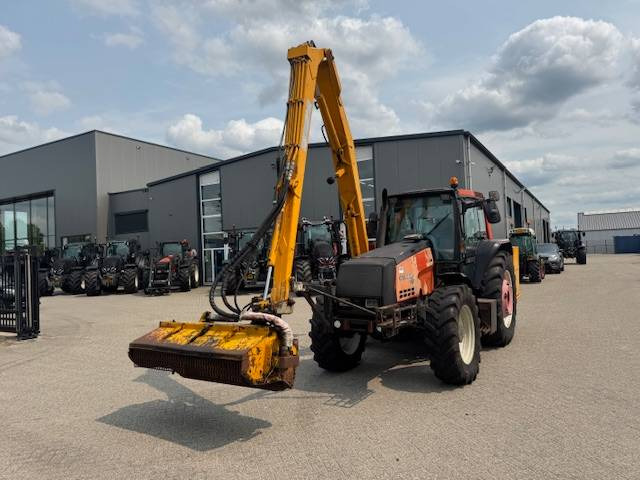 Valtra 8150 hitech met Bos maaiarm met klepelmaaier - Tracteur agricole: photos 4 Valtra 8150 hitech met Bos maaiarm met klepelmaaier - Tracteur agricole: photos 4