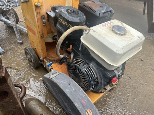 Scie à sol HUSQVARNA - Matériel de chantier: photos 3 Scie à sol HUSQVARNA - Matériel de chantier: photos 3