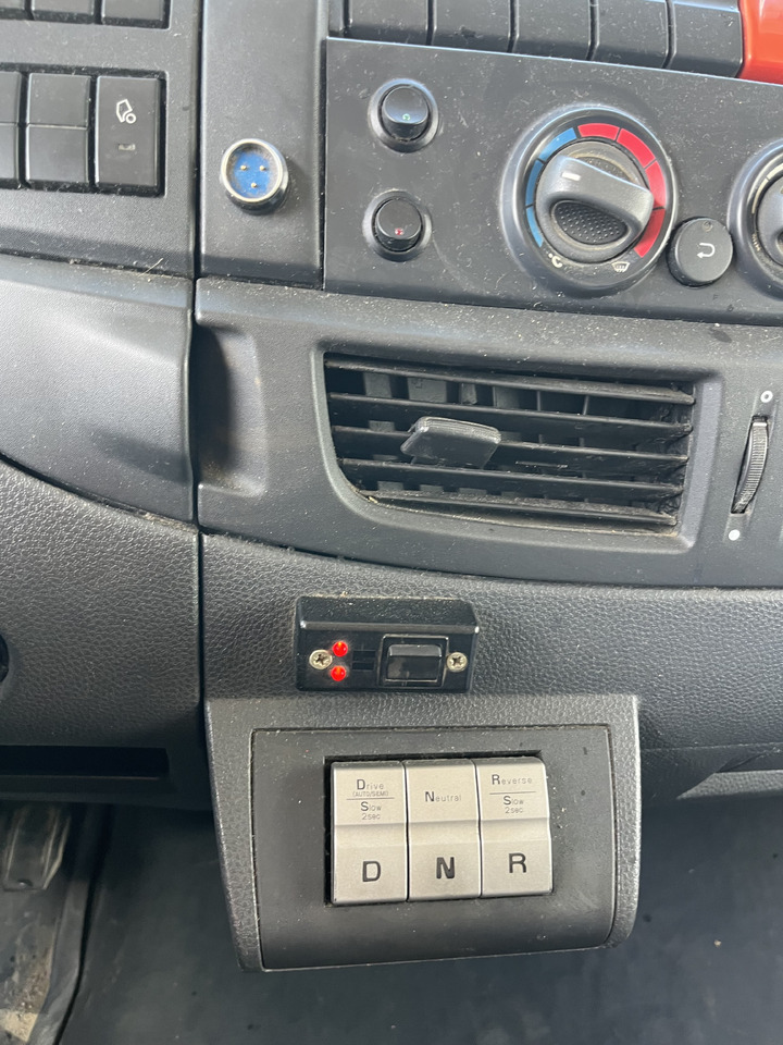 Camion fourgon Iveco Eurocargo 100E22 caisse double cabine 7 places: photos 23
