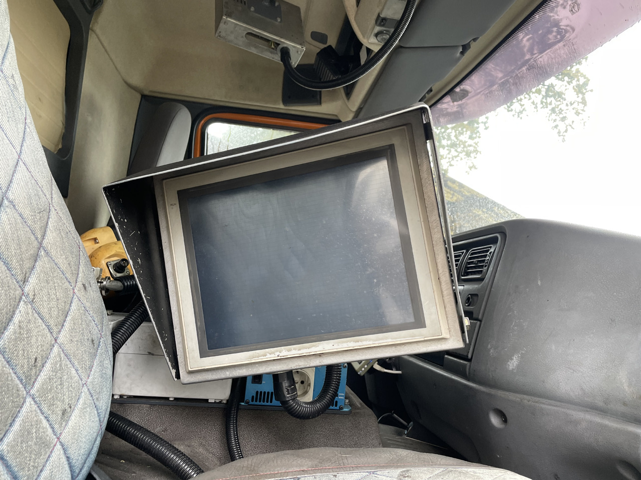 Répandeuse Renault Kerax 8x4 pata point a temps Mauguin: photos 8