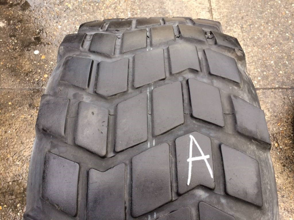 Michelin 525/65R20.5 XS - USED A 40% - Pneu pour Machine agricole: photos 2 Michelin 525/65R20.5 XS - USED A 40% - Pneu pour Machine agricole: photos 2