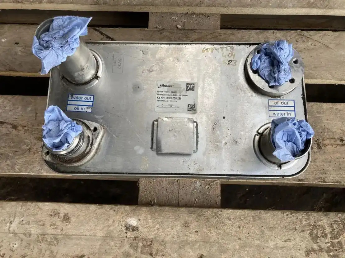 ZF ZF Ölkühler Wärmetauscher Getriebeölkühler Modine 0501.008.286 6084859 - Boîte de vitesse et pièces pour Bus: photos 1 ZF ZF Ölkühler Wärmetauscher Getriebeölkühler Modine 0501.008.286 6084859 - Boîte de vitesse et pièces pour Bus: photos 1