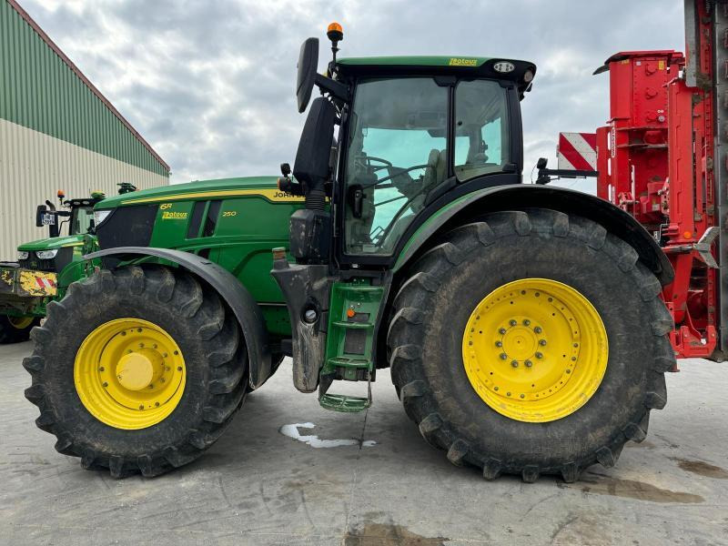 JOHN DEERE 6R250 - Tracteur agricole: photos 1 JOHN DEERE 6R250 - Tracteur agricole: photos 1