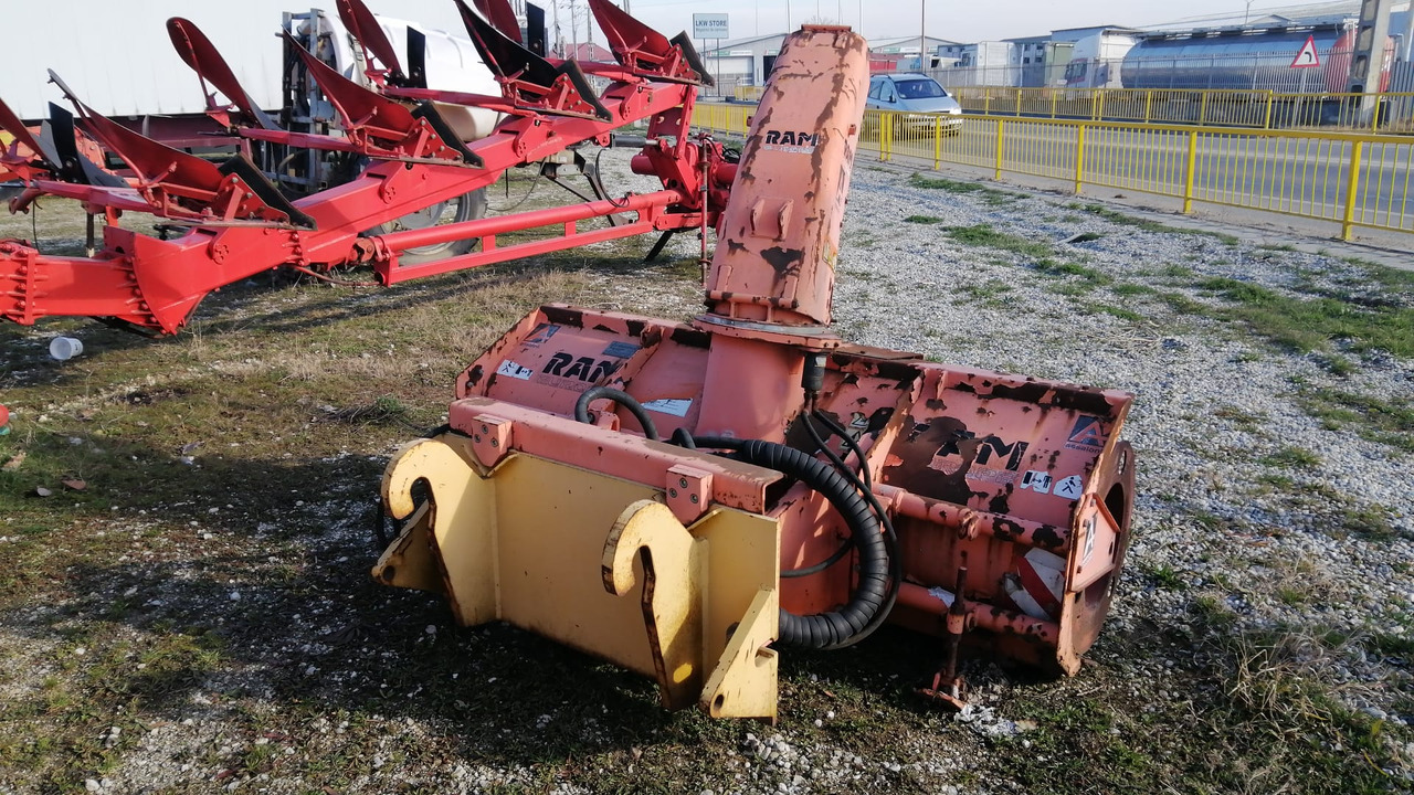 Freza zapada/Snow blower Assaloni pentru Buldoexcavator/Bobcat/Incatcator frontal - Souffleuse à neige pour Engins de chantier: photos 5 Freza zapada/Snow blower Assaloni pentru Buldoexcavator/Bobcat/Incatcator frontal - Souffleuse à neige pour Engins de chantier: photos 5