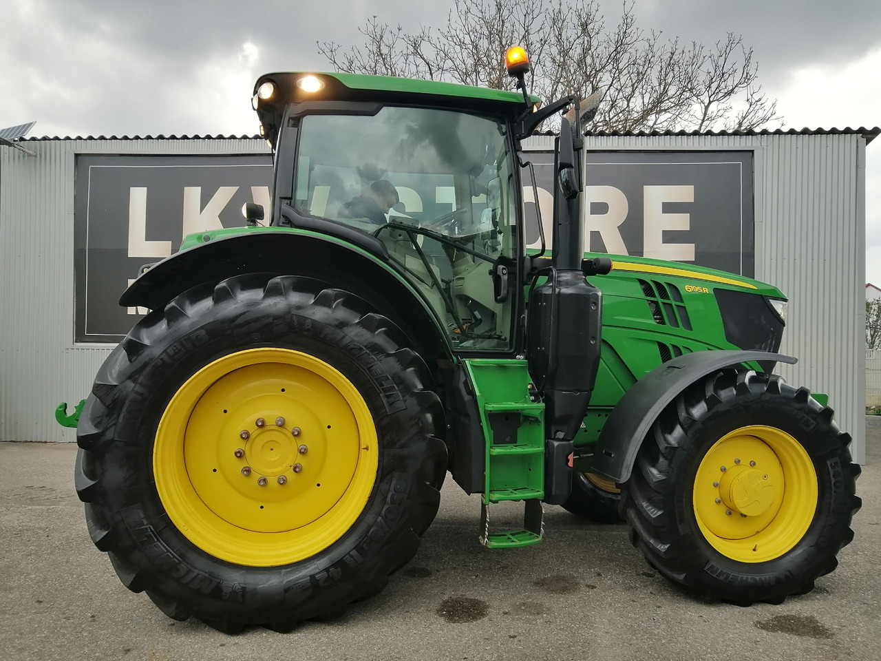 John Deere 6195R 4WD, Auto Trac + Activare !!! TOP !!! - Tracteur agricole: photos 5 John Deere 6195R 4WD, Auto Trac + Activare !!! TOP !!! - Tracteur agricole: photos 5