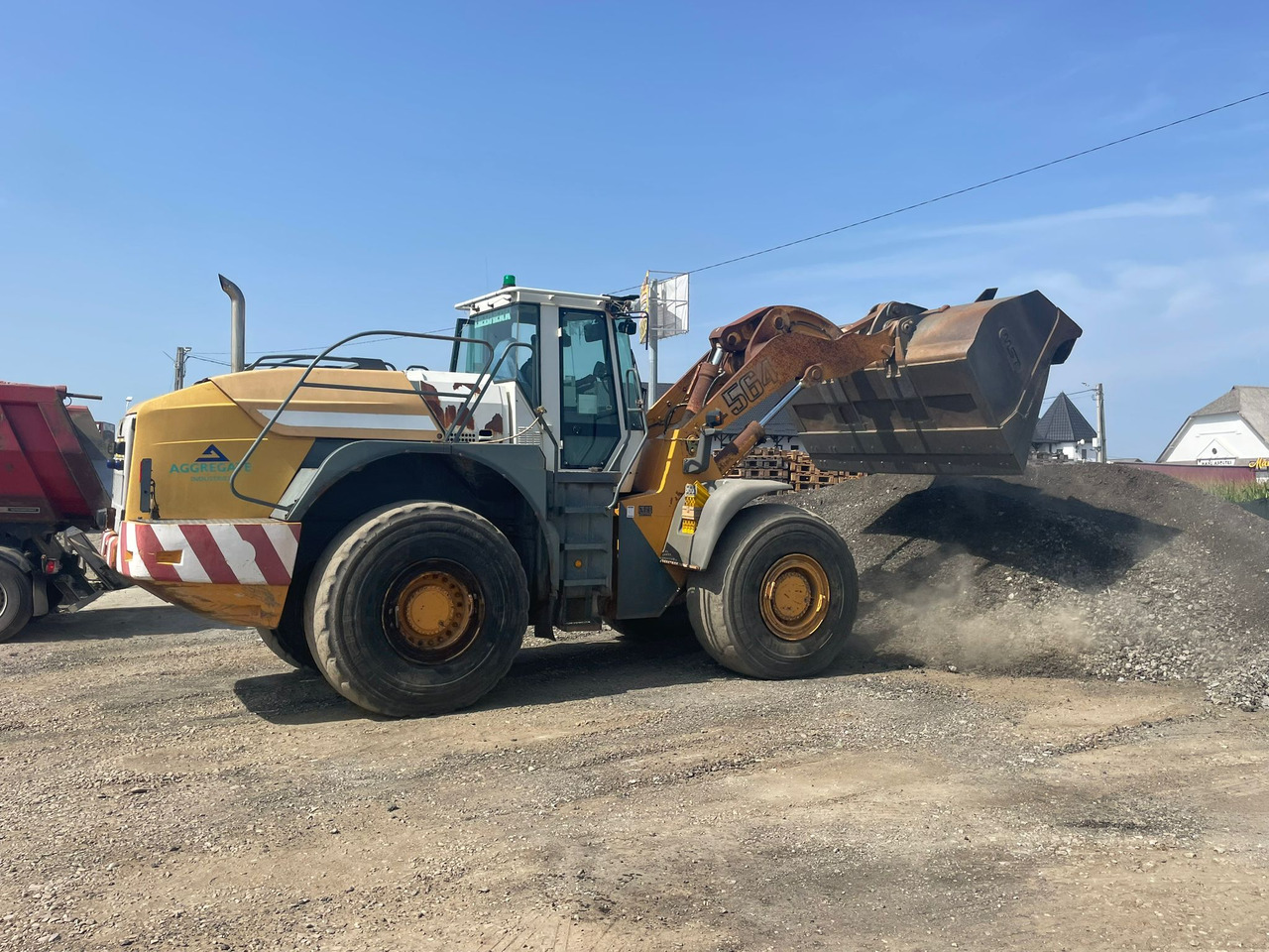 LIEBHERR 564 FRONT LOADER - Chargeuse sur pneus: photos 3 LIEBHERR 564 FRONT LOADER - Chargeuse sur pneus: photos 3