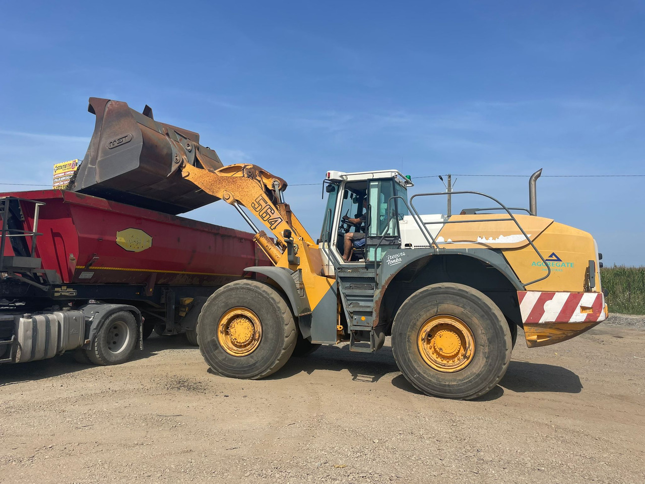 LIEBHERR 564 FRONT LOADER - Chargeuse sur pneus: photos 4 LIEBHERR 564 FRONT LOADER - Chargeuse sur pneus: photos 4