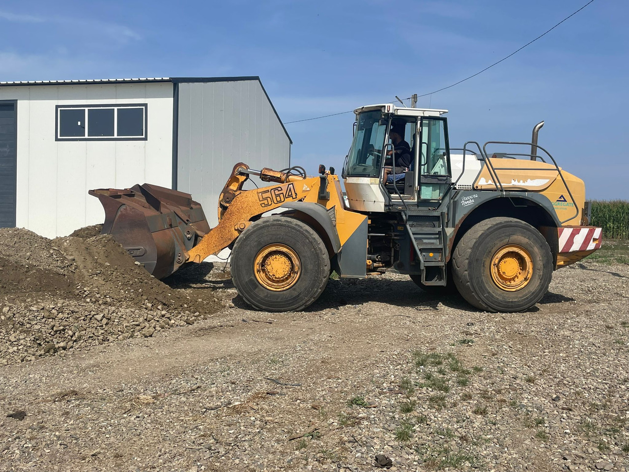 LIEBHERR 564 FRONT LOADER - Chargeuse sur pneus: photos 1 LIEBHERR 564 FRONT LOADER - Chargeuse sur pneus: photos 1