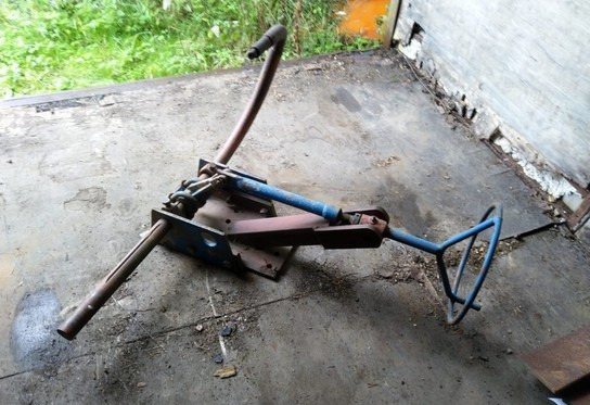 Kverneland Tukipyörän kiinnikeosa - Charrue: photos 1 Kverneland Tukipyörän kiinnikeosa - Charrue: photos 1