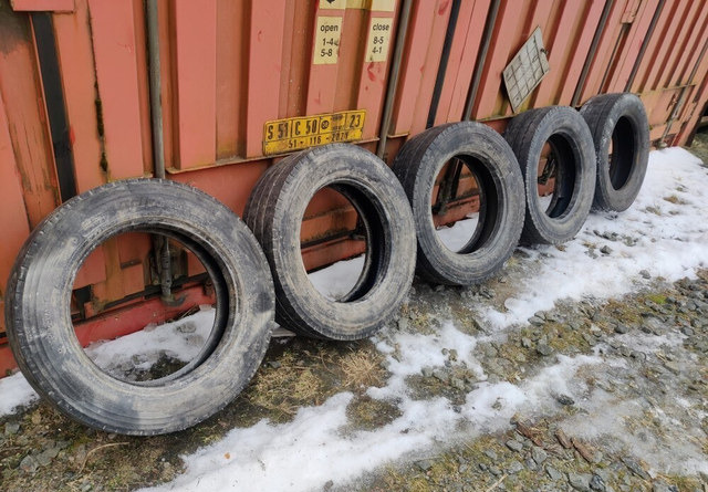Renkaat 5 kpl koko 205/65R17.5 - Pneu pour Machine agricole: photos 1 Renkaat 5 kpl koko 205/65R17.5 - Pneu pour Machine agricole: photos 1
