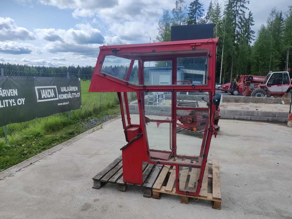 Sampo 410 leikkuupuimurin hytti, tummennetut lasit - Cabine pour Moissonneuse-batteuse: photos 3 Sampo 410 leikkuupuimurin hytti, tummennetut lasit - Cabine pour Moissonneuse-batteuse: photos 3
