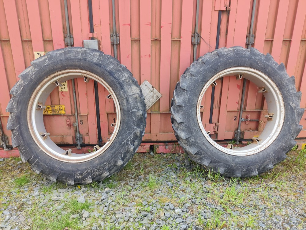 Traktorin renkaat 13.6x36 vannekehillä - Pneu pour Tracteur agricole: photos 1 Traktorin renkaat 13.6x36 vannekehillä - Pneu pour Tracteur agricole: photos 1