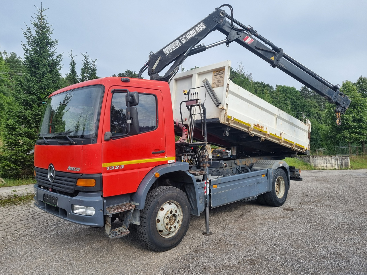MERCEDES-BENZ ATEGO 1323 4x4 tipper + crane HIAB 095 - Camion benne, Camion grue: photos 1 MERCEDES-BENZ ATEGO 1323 4x4 tipper + crane HIAB 095 - Camion benne, Camion grue: photos 1