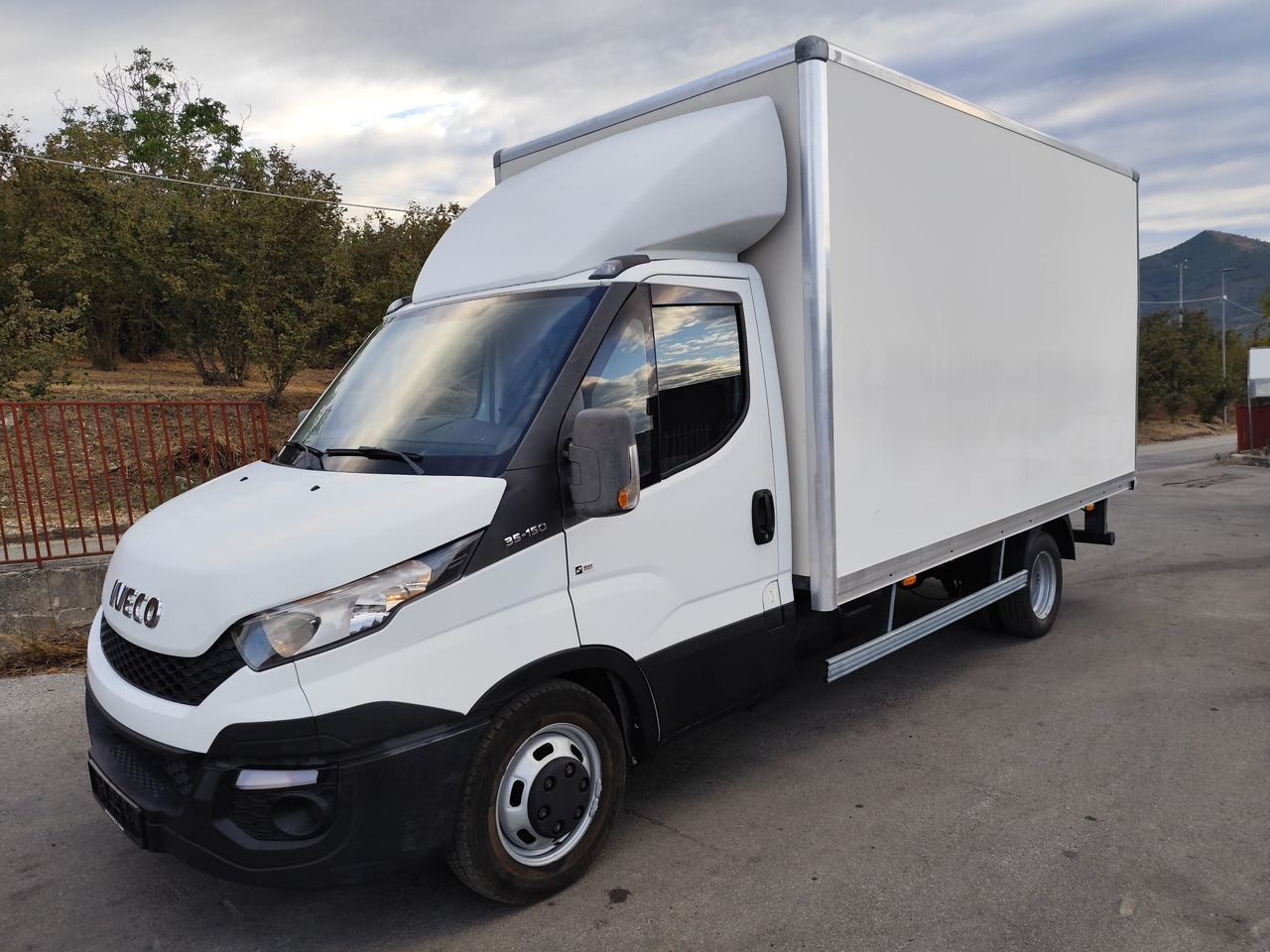 IVECO DAILY 35C15 - Fourgon utilitaire: photos 1 IVECO DAILY 35C15 - Fourgon utilitaire: photos 1