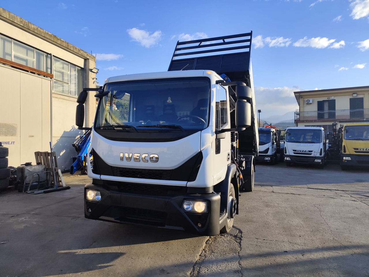IVECO EUROCARGO 120E28P - Camion grue: photos 3 IVECO EUROCARGO 120E28P - Camion grue: photos 3