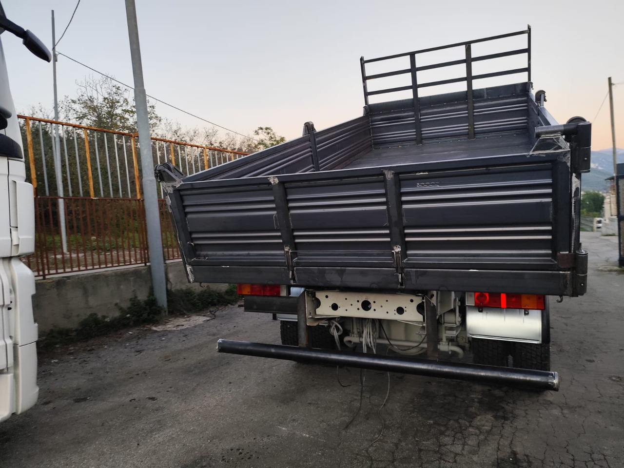 IVECO EUROCARGO 150E25 - Camion benne: photos 5 IVECO EUROCARGO 150E25 - Camion benne: photos 5