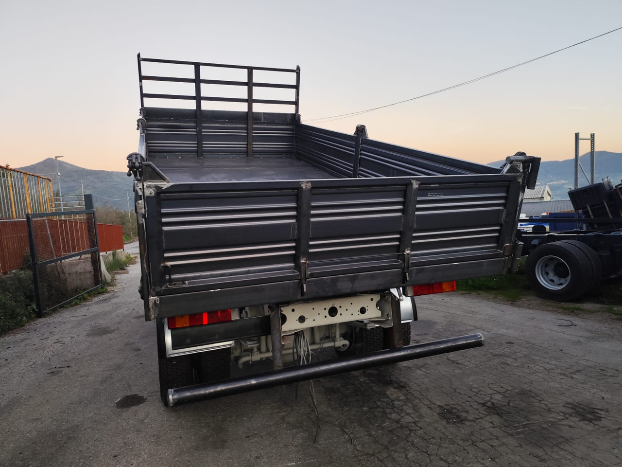 IVECO EUROCARGO 150E25 - Camion benne: photos 4 IVECO EUROCARGO 150E25 - Camion benne: photos 4