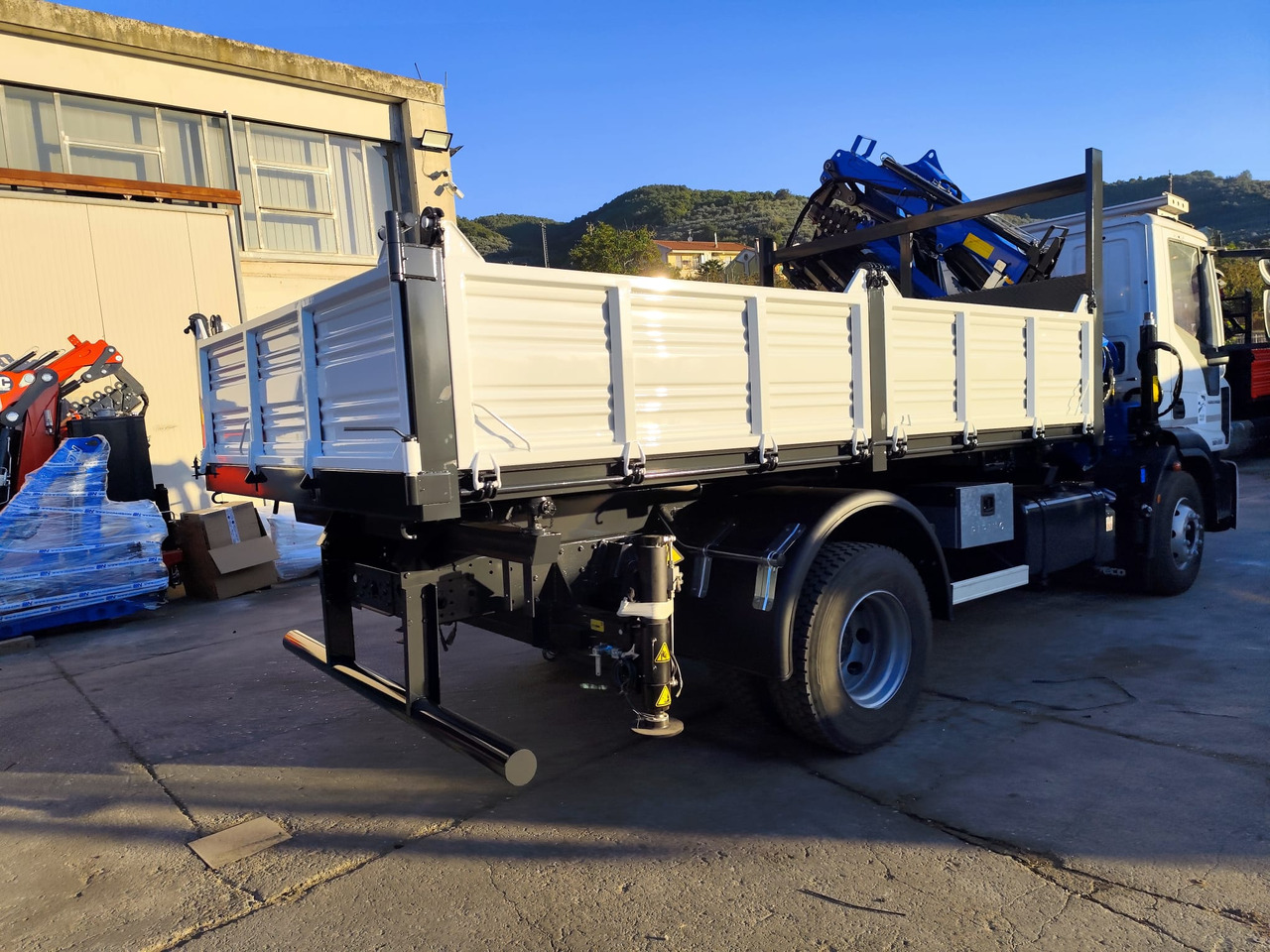 IVECO EUROCARGO 160-250 - Camion grue, Camion benne: photos 2 IVECO EUROCARGO 160-250 - Camion grue, Camion benne: photos 2