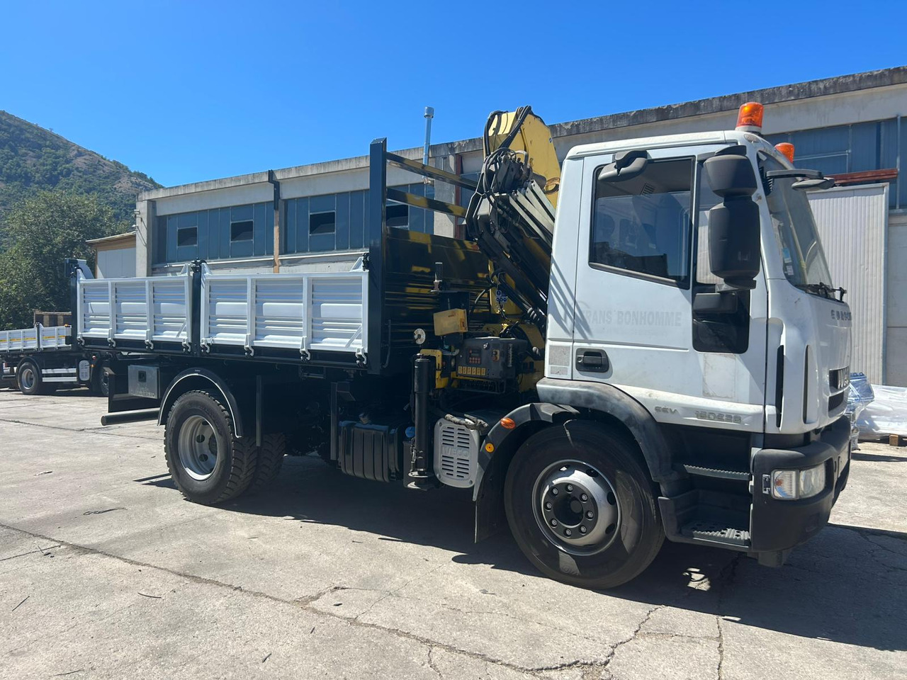 IVECO EUROCARGO 160E28 - Camion grue: photos 2 IVECO EUROCARGO 160E28 - Camion grue: photos 2