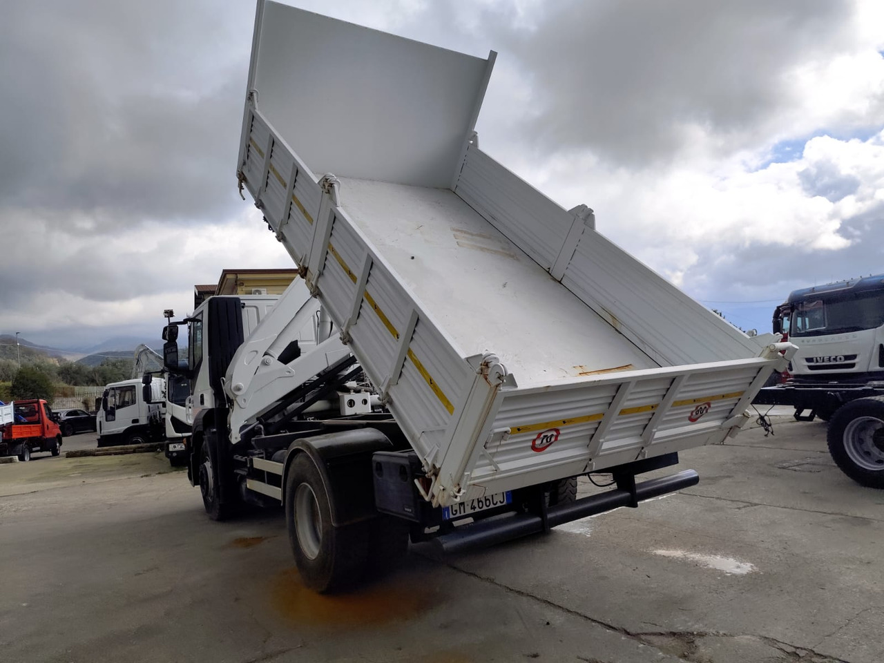 Photo d'intérieur 2: Camion grue, Camion benne IVECO STRALIS AD 190S31P