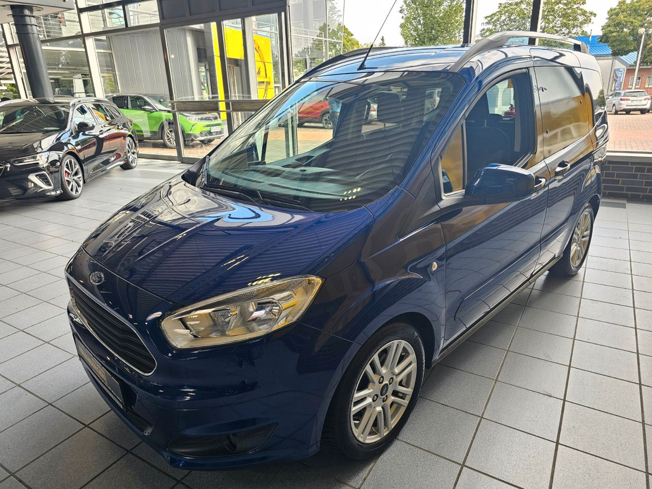Ford Tourneo Courier Titanium behzb. Windschutzschei - Transport de personnes: photos 4 Ford Tourneo Courier Titanium behzb. Windschutzschei - Transport de personnes: photos 4