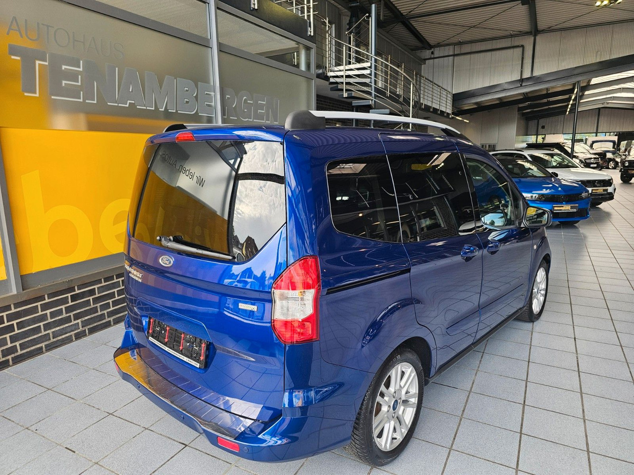Ford Tourneo Courier Titanium behzb. Windschutzschei - Transport de personnes: photos 3 Ford Tourneo Courier Titanium behzb. Windschutzschei - Transport de personnes: photos 3