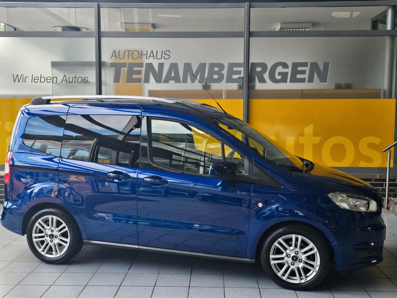 Ford Tourneo Courier Titanium behzb. Windschutzschei - Transport de personnes: photos 1 Ford Tourneo Courier Titanium behzb. Windschutzschei - Transport de personnes: photos 1