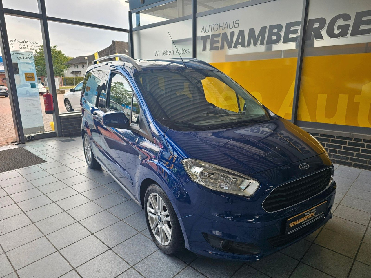 Ford Tourneo Courier Titanium behzb. Windschutzschei - Transport de personnes: photos 2 Ford Tourneo Courier Titanium behzb. Windschutzschei - Transport de personnes: photos 2