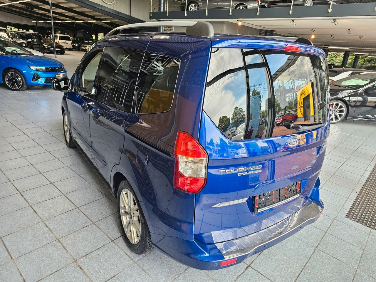 Ford Tourneo Courier Titanium behzb. Windschutzschei - Transport de personnes: photos 5 Ford Tourneo Courier Titanium behzb. Windschutzschei - Transport de personnes: photos 5