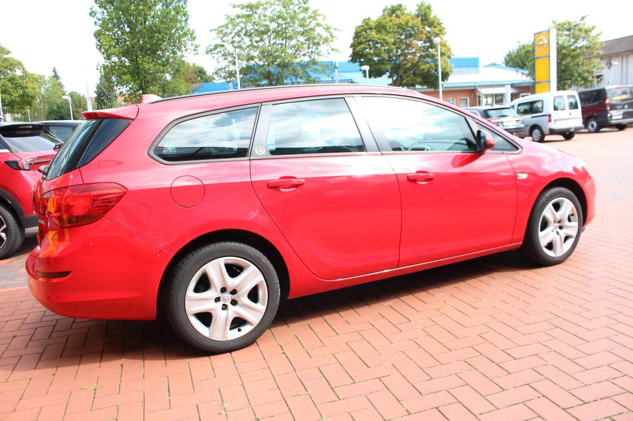 Opel Astra J Sports Tourer Design Edition - Voiture break: photos 4 Opel Astra J Sports Tourer Design Edition - Voiture break: photos 4