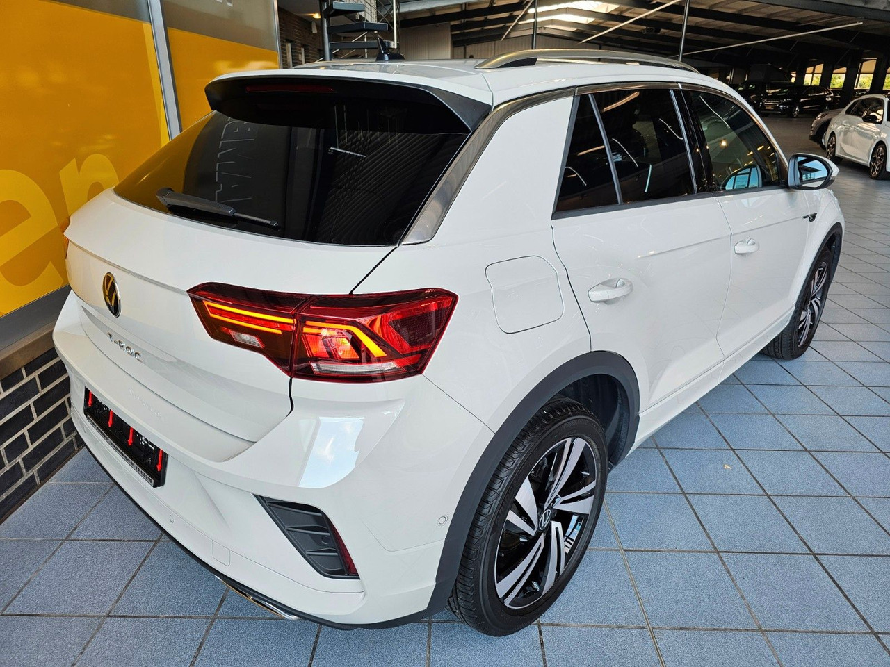 Volkswagen T-Roc R-Line eHeckklappe SHZ LED - SUV: photos 4 Volkswagen T-Roc R-Line eHeckklappe SHZ LED - SUV: photos 4