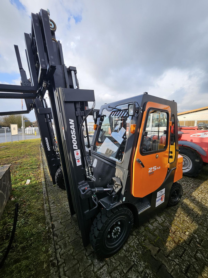 Doosan G25GP - Chariot élévateur à gaz: photos 1 Doosan G25GP - Chariot élévateur à gaz: photos 1