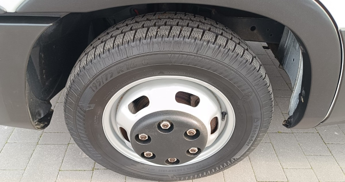 Photo d'intérieur 2: Fourgon utilitaire Iveco Daily 35C13 Blaszak L3H2 na bliźniakach VAT 23 Photo d'intérieur 2: Fourgon utilitaire Iveco Daily 35C13 Blaszak L3H2 na bliźniakach VAT 23