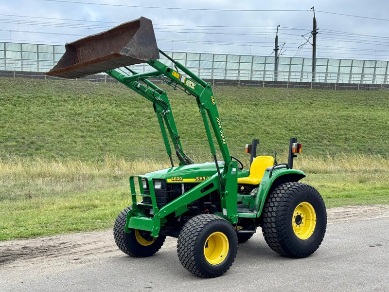 John Deere 4600 compact met voorlader 4X4 hydrostaat GEEN BTW 4600 - Tracteur agricole: photos 1 John Deere 4600 compact met voorlader 4X4 hydrostaat GEEN BTW 4600 - Tracteur agricole: photos 1