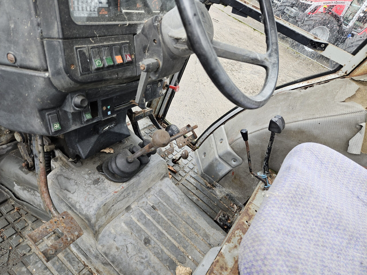 1988 MF 390 2wd - Tracteur agricole: photos 4 1988 MF 390 2wd - Tracteur agricole: photos 4